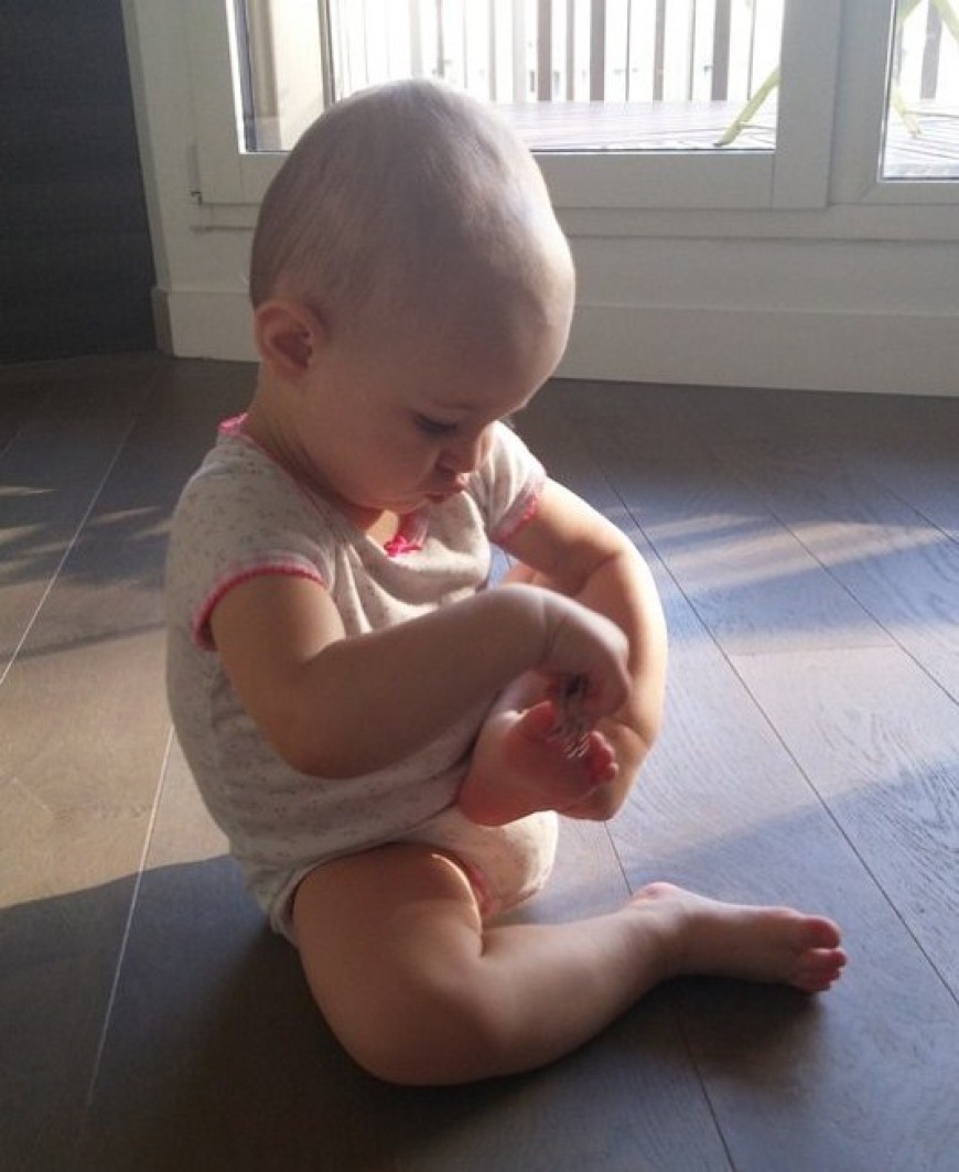 Laura se coupe les ongles