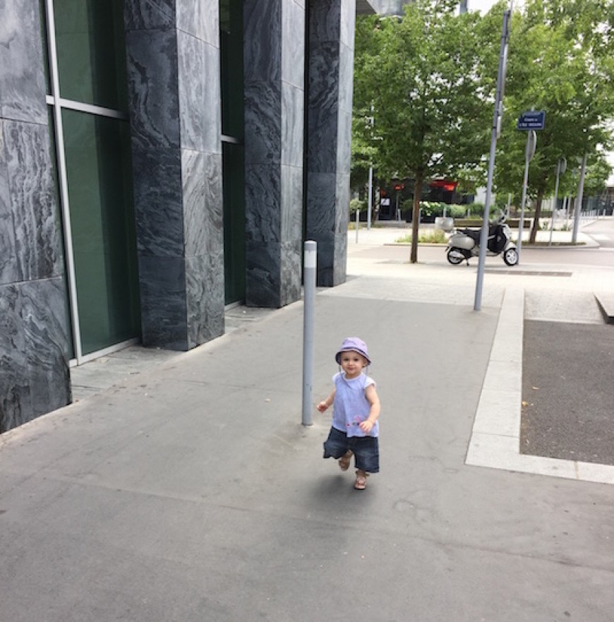 Laura dans la rue
