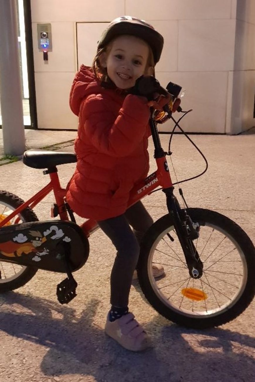 Laura sur le vélo de Charlie