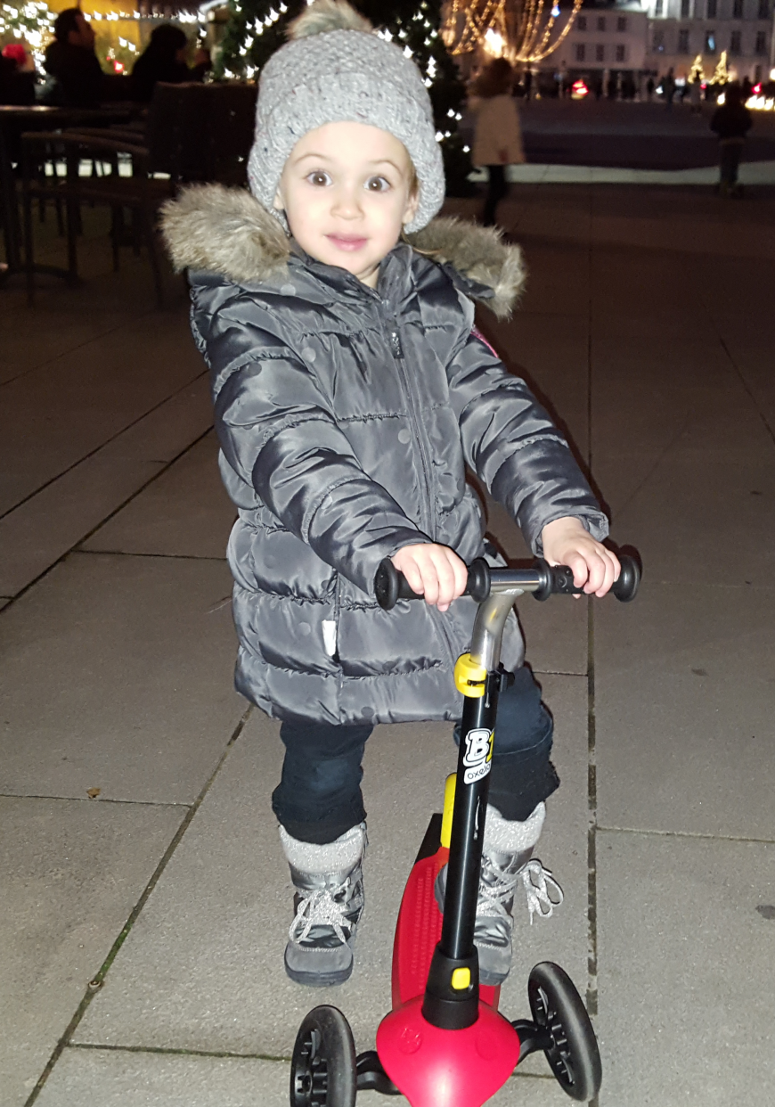 Laura à la trottinette et Charlie au skate