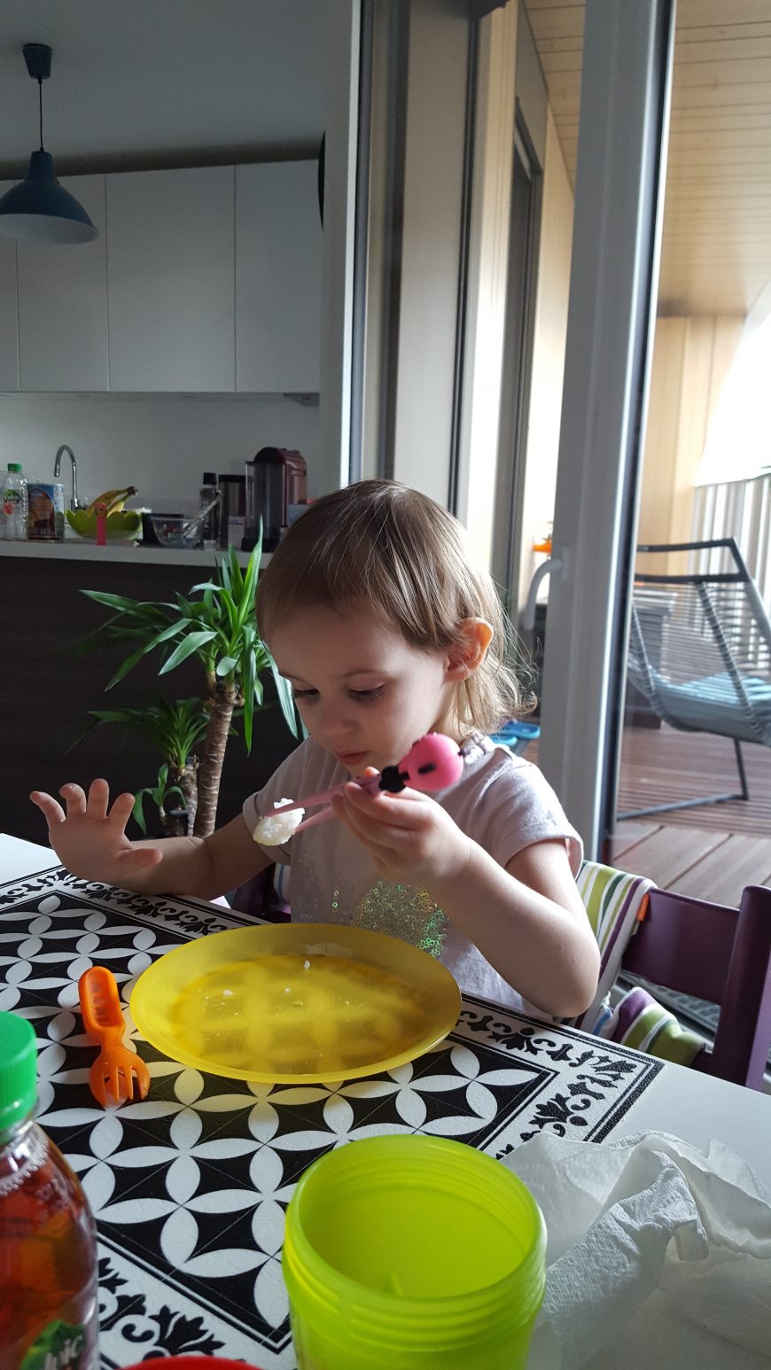 Laura mange des sushis